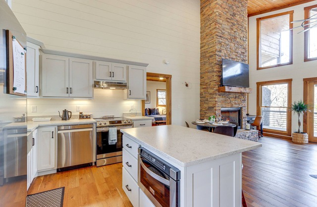 Upscale Ellijay Cottage w/Private Hot Tub & Grill