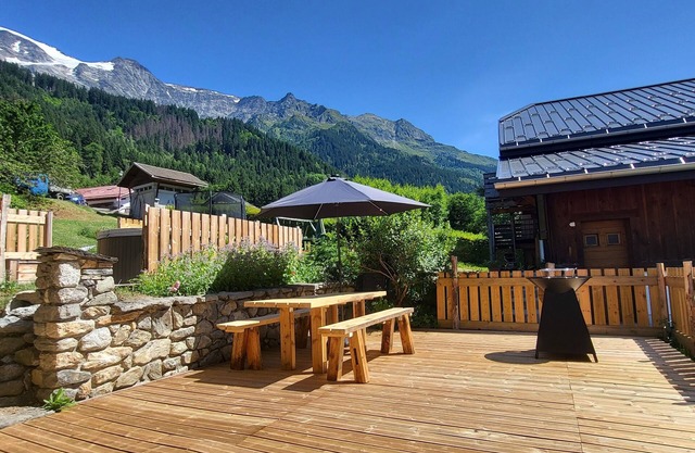 Upscale 5* chalet sauna &jacuzzi centrally located next to shuttle bus