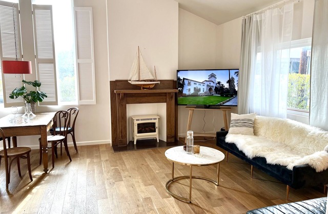 Upscale & Hip Home Downtown Two Bedroom