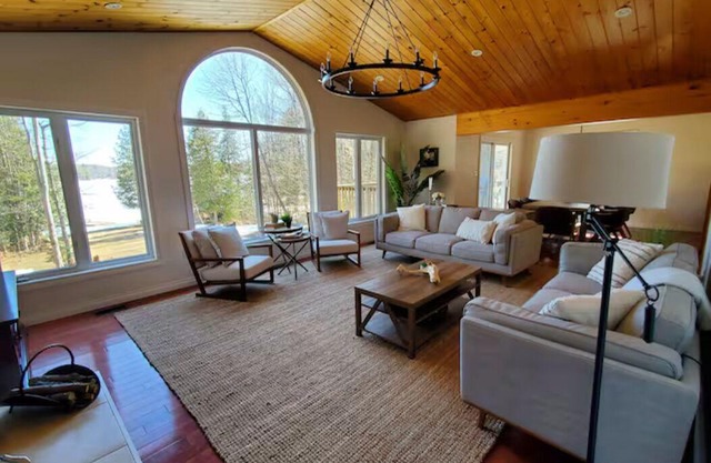 Upscale Lakehouse, Private Sauna, Great Views, Great Fishing! Pet-Friendly