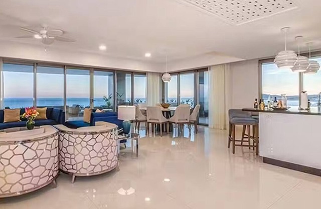 Upscale, Luxe oceanfront 3bed, 2.5 ba condo resort with huge balcony and jacuzzi