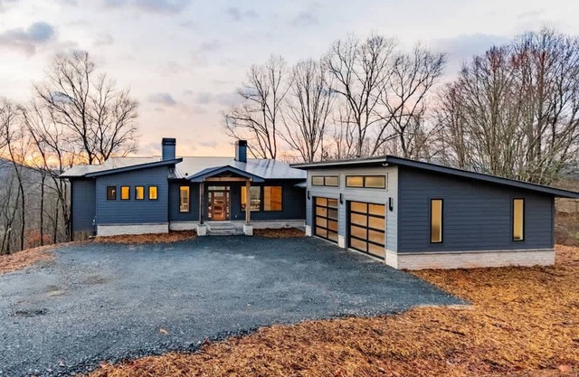 Upscale Masterpiece - Mountain Views with Hot Tub!