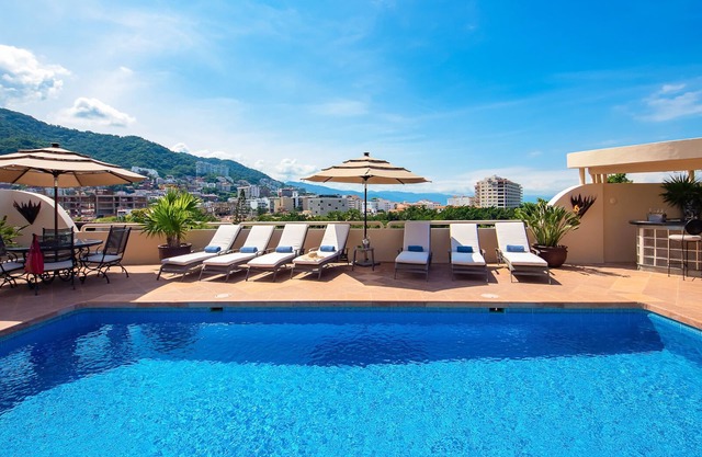 UPSCALE VILLA JACUZZI POOL & STAFF A FEW METERS FROM ELIZABETH TAYLOR EX HOUSE