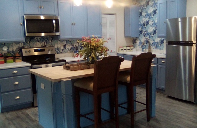 Upstairs apartment in quiet community minuets from the beach