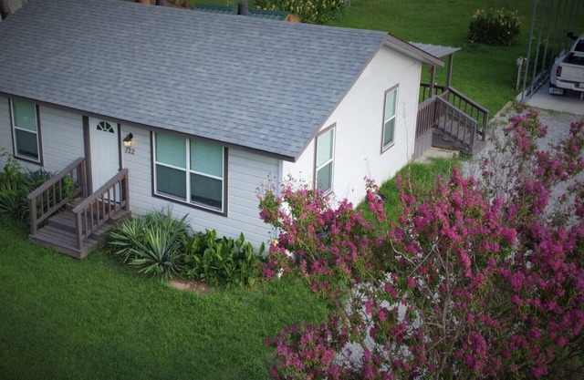 Upstream Cottage-Lake Texoma. RV awning to park boat. Near boat ramp & marina.