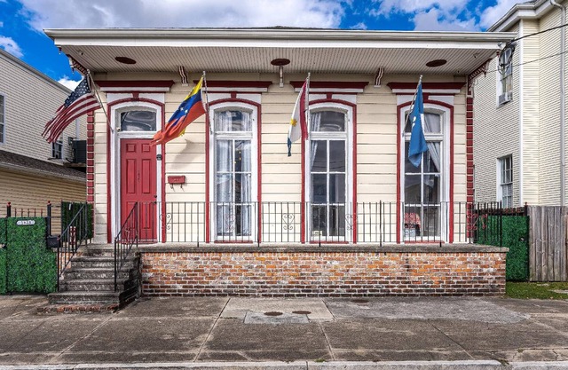 Uptown Oasis: Pet-Friendly 5BR, 3BA, Near St Charles Streetcar, French Quarter