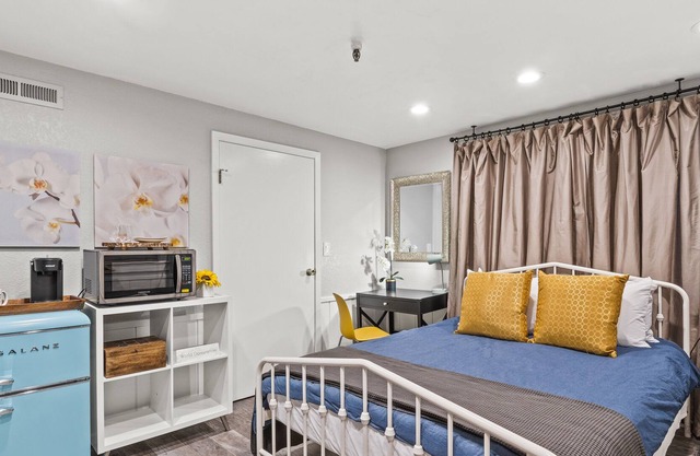 Urban Chic Cellar 3 blocks from Sutter w/ Parking!