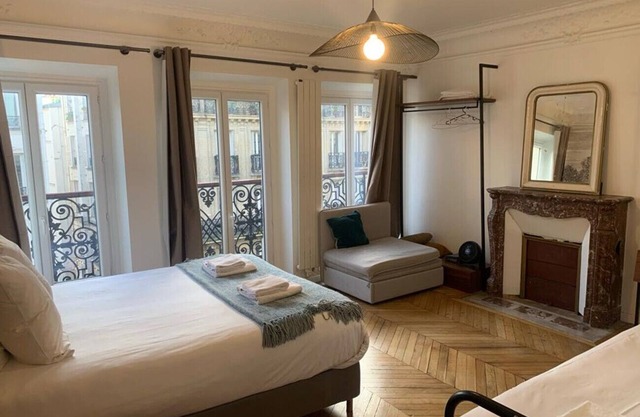 Urban Flat 99 - Spacious 6 BDR Apartment in Paris