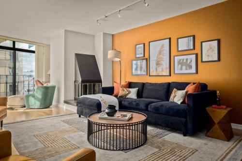Urban Gallery Loft - King Bed - Larimer Square