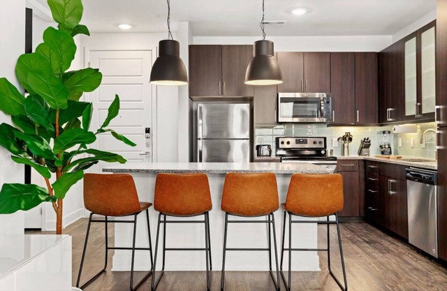 Urban Loft 2BR Downtown Lake · Pool, Gym · Garage