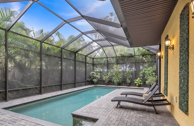 Urban Oasis- Downtown SRQ Luxury Pool Home!