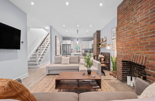 Urban Tranquility - Cozy and Spacious Retreat in Awesome Central Location