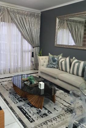 URlyfstyle Cottage Near Mall of Africa