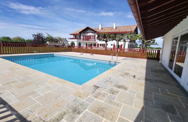 Urrugne, au 1er étage d'une propriété Basque appt 5 pièces, piscine