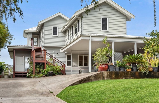Urunga Magic - Spacious 3-bedroom home with elevated views to catch the summer breez