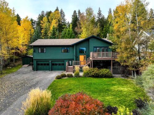 Picturesque Cabin with Hot-Tub and Ping Pong Table in Montana