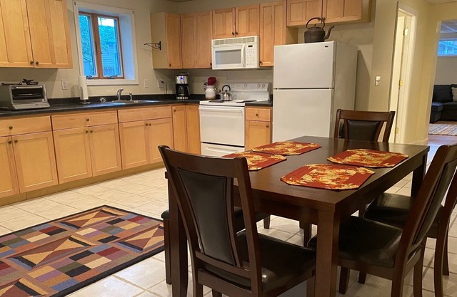 Walking distance to all the pubs and restaurants Waterbury offers!