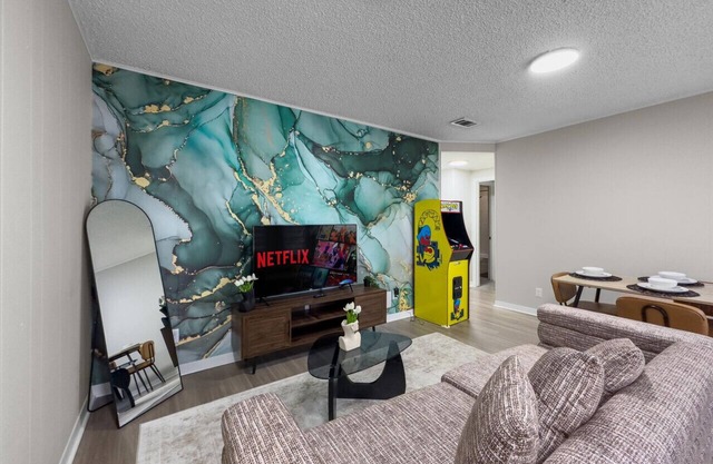 UT Suite - Sleeps 5 Stay for F1 and Football