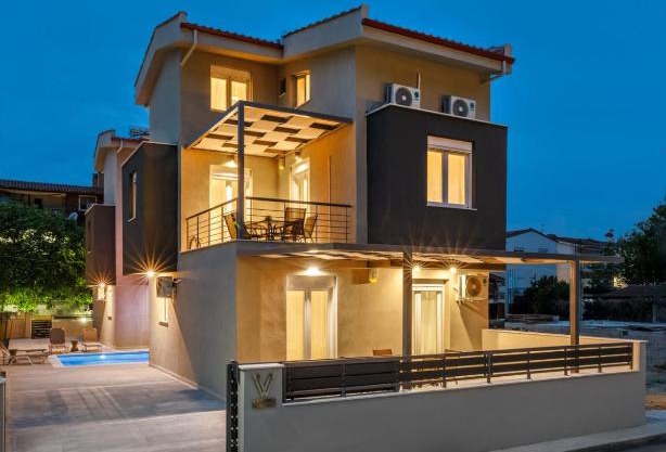 V Luxury Apartments with Pool