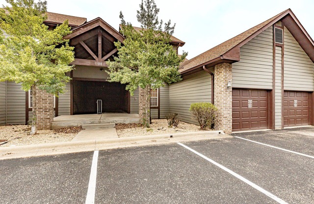 V1211-1, Golf-themed 2Br, 2Ba Villa; Unlock 15% Off 3+ Nts SEE DESC. BELOW