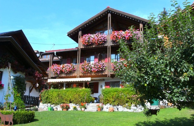 Vacation apartment Enzian with south-facing balcony - Ferienwohnungen Haas