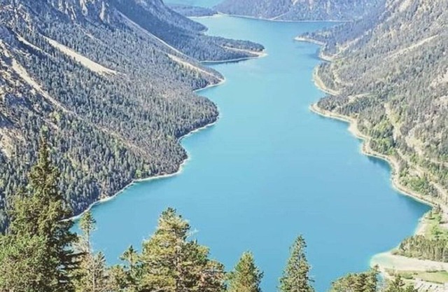 Vacation apartment at Lake Weissensee with pool, sauna