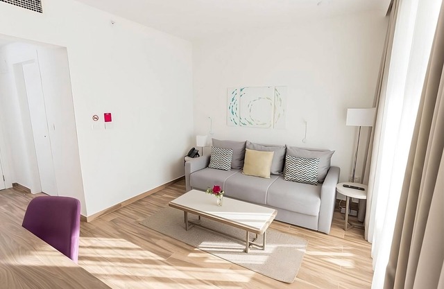 Vacation At its Finest! Spacious Accommodation w/Balcony, Pools and Beachfront!