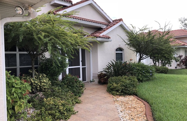 Vacation Cute house walking distance to Warm Mineral Springs