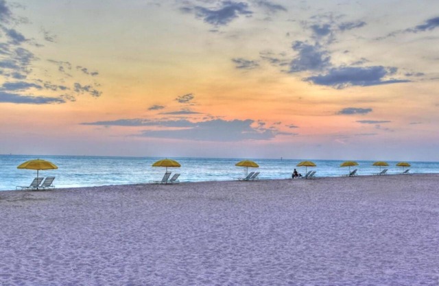 Vacation Day Is Always A Great Idea! 3 Convenient Units, Free Parking, Pool