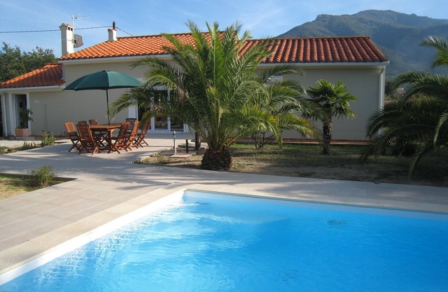Vacation home with private pool at the foot of the Pyrenees and close to the beach