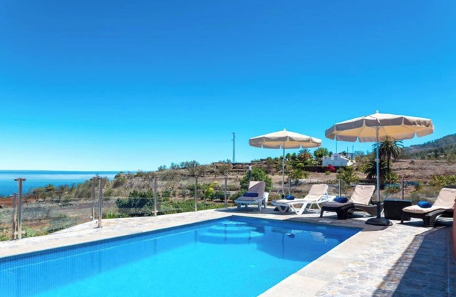Vacation Home "Casa La Viña" with Sea View, Private Pool & Wi-Fi