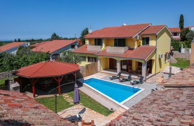 Vacation home for 9 guests with 120m² in Rogovi (84019)