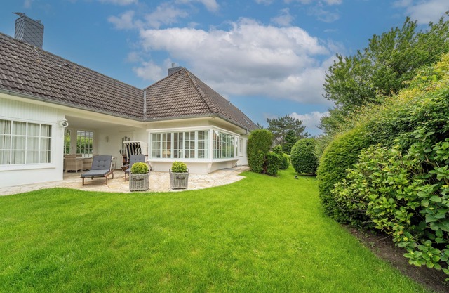 Vacation home for up to 5 people with garden and fireplace.