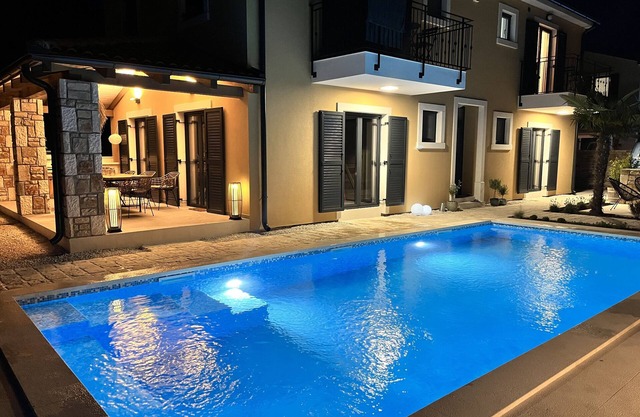 Vacation home, large heated pool, 4 bedrooms, 4 bathrooms, Croatia/Istria