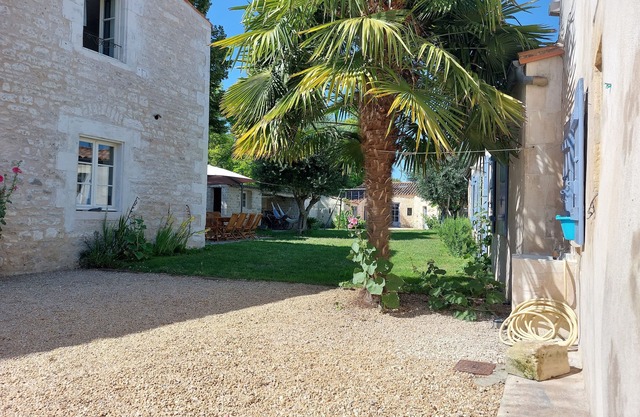 Vacation home rental with pool and beach for 10 people