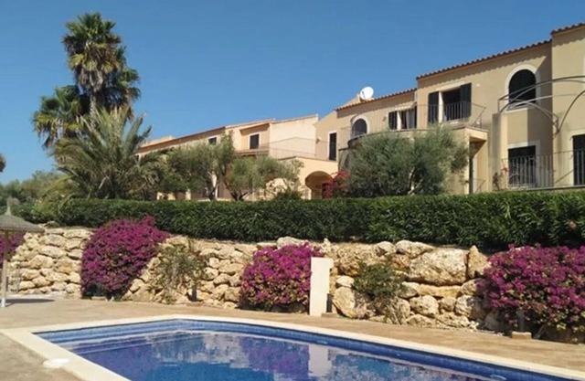 Vacation home with pool close to the beach