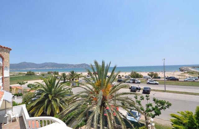 Vacation rental in Empuriabrava, Costa Brava: Charming villa next to La Rubina beach, perfect for families of up to 6 people.