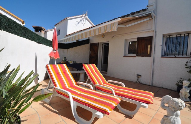 Vacation rental in Roses, Costa Brava: Cozy 2-bedroom house with garden and terrace, 800 meters from the beach.
