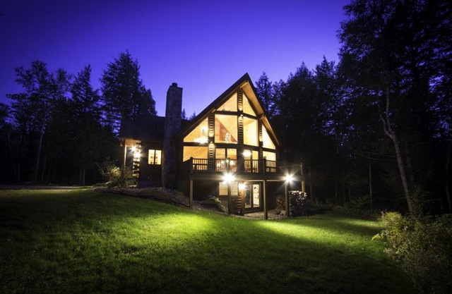 Vail Log Cabin - Large Custom Log Home. Spacious, family-friendly and close to Sunday River