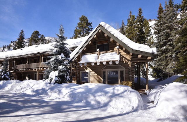Vail Log Cabin w/Beautiful Creek Views, Free Town Shuttle and Slope Access