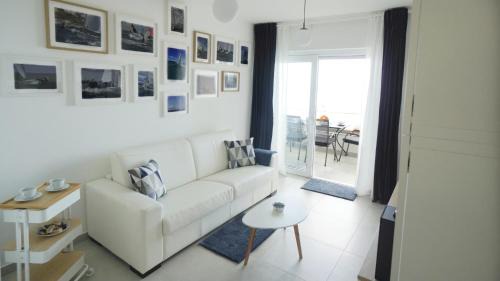 Val Apartment - Four Seasons Escape with sea view and swimming pool