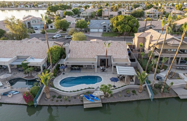 Val Vista Lakefront Gem, Game Room, Htd Pool, Patio TV, Fire Pit, Kayaks, Bikes