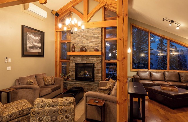 Valhalla: 6 bedroom luxury home at Kicking Horse Mountain Resort