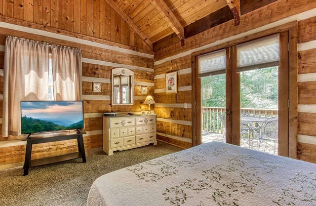 Valhalla - Private Rustic Getaway 2 Bedroom Cabin by RedAwning