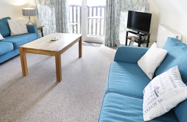 VALLEY LODGE 2, pet friendly, with pool in Callington