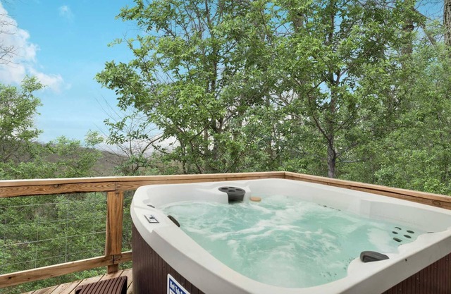 Valley Views, Hot Tub, Deck, Screened Porch & WiFi