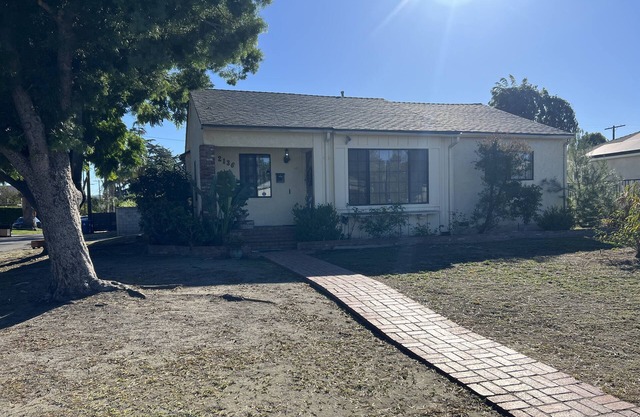 Valley Village Charmer that’s pet friendly w a huge back yard!!
