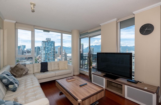 Vancouver condo: surreal water/mountain/harbor views 2Beds/2BA