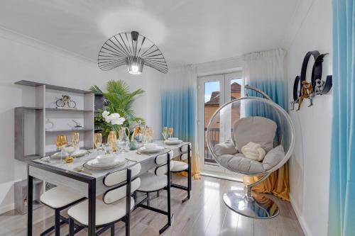 Velvet Escape, A Stylish 2-Bedroom London Getaway - Sleeps 6