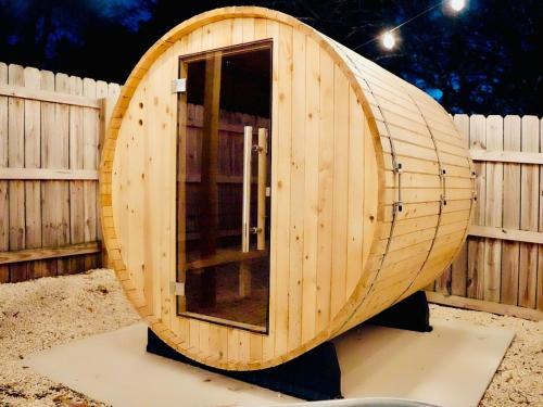 Venetian Beds, Outdoor Barrel Sauna, Hot tub, Cold Plunge